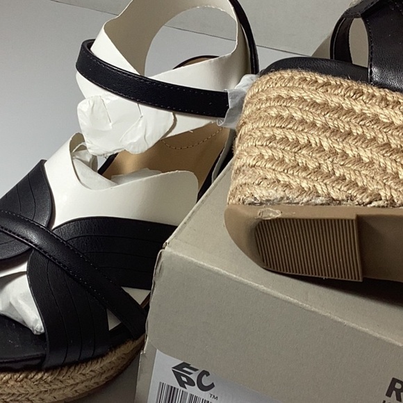 Kenneth Cole Reaction Comi Almond Toe Wedge Sandals - Picture 12 of 13
